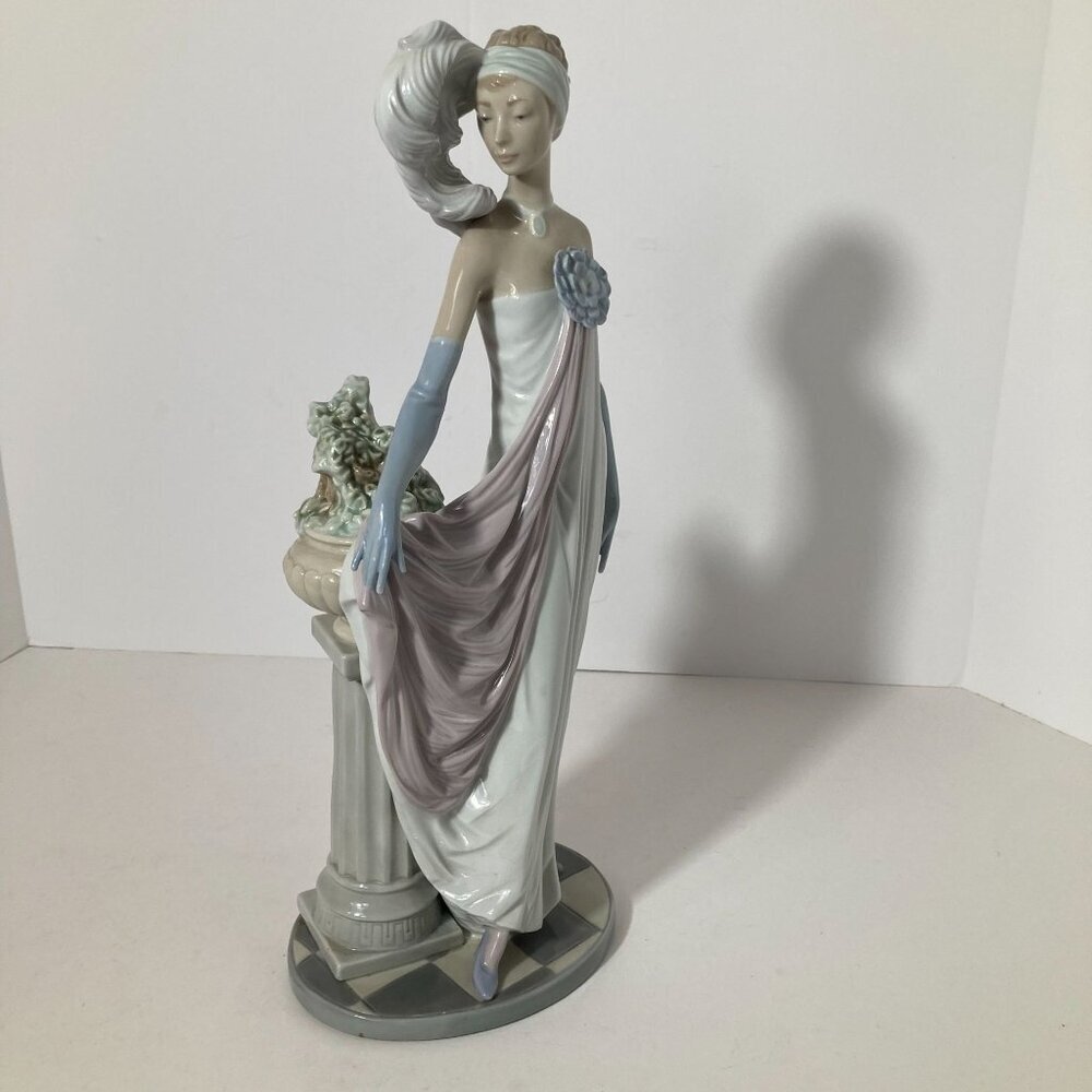 Vintage‎ Lladro Socialite of The 20's Handpainted Porcelain Figurine 14.5 x 5.75